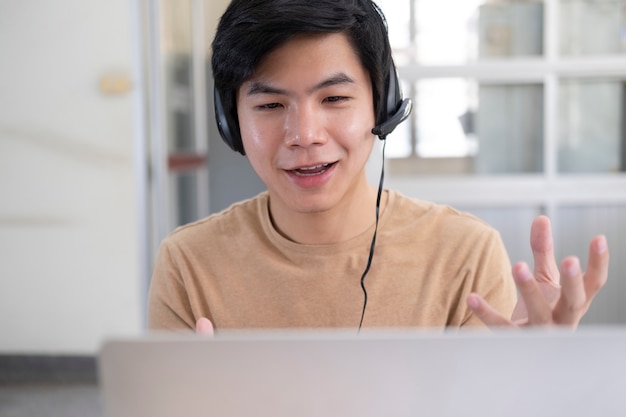 Riunione online e lavoro a casa