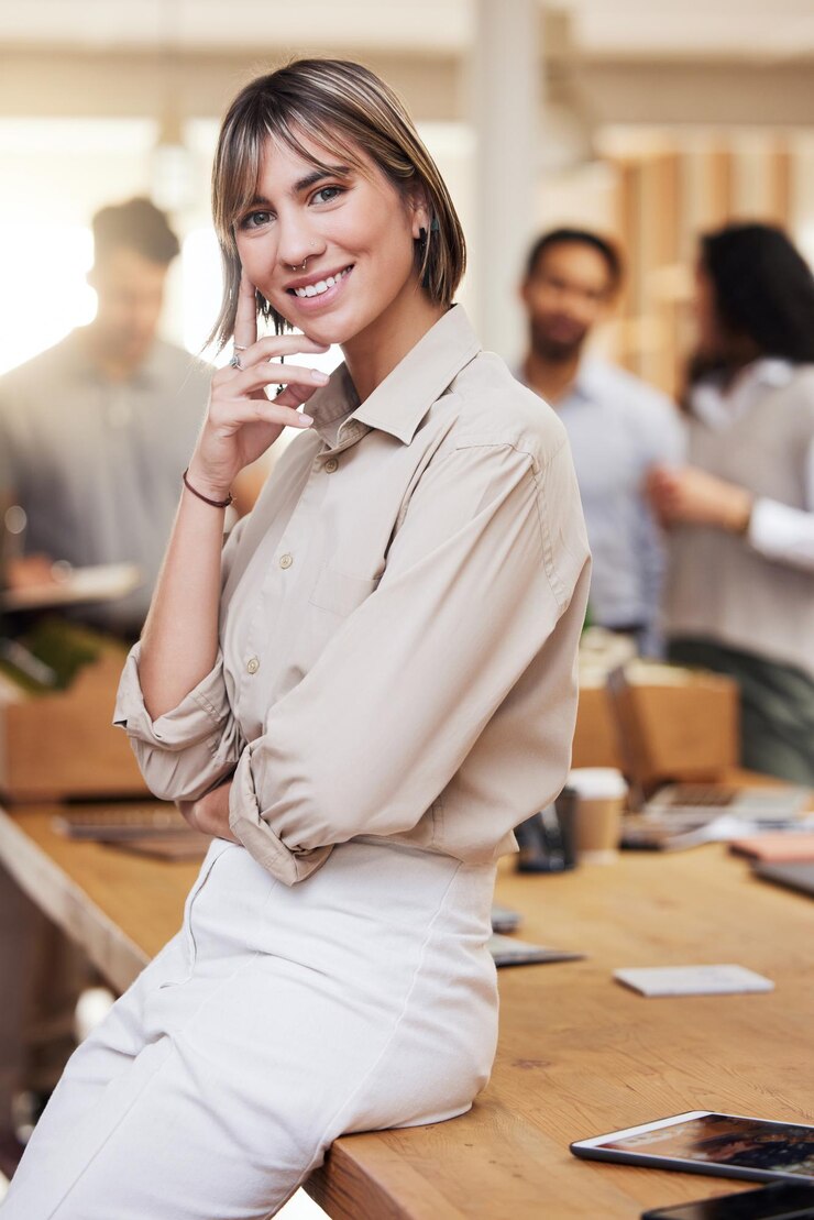 Foto riunione verticale e sala riunioni con una donna d'affari in ufficio per la pianificazione della strategia o della gestione seminario di formazione e sorriso con una felice impiegata seduta su un tavolo durante un seminario