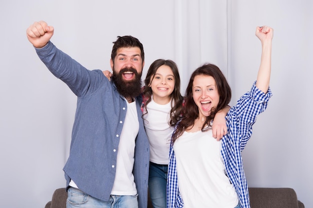 Riuniti e ci si sente così bene. Padre, madre e bambino felice a casa. Giorno della famiglia. Famiglia felice. La bambina ama i suoi genitori. Uomo e donna barbuti con la figlia. Giorno dei bambini. infanzia felice.