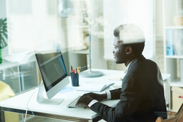 Riuscito uomo d'affari africano che per mezzo del PC