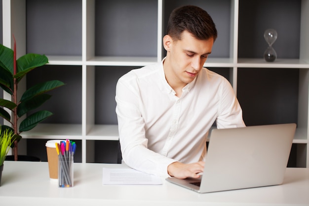 Riuscito uomo d'affari che lavora nell'ufficio al computer