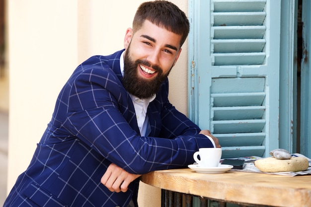 Riuscito uomo d&#39;affari felice sulla pausa caffè al caffè