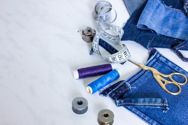 riutilizzo di vecchi jeans il concept di un laboratorio di cucito atelier sartoriale