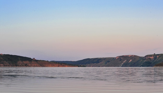 Riva del fiume Dniester (Bakota è uno storico insediamento sommerso, Khmelnytskyi oblast, Ucraina)