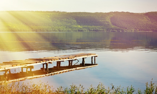 Riva del fiume Dniester (Bakota è uno storico insediamento sommerso, Khmelnytskyi oblast, Ucraina)