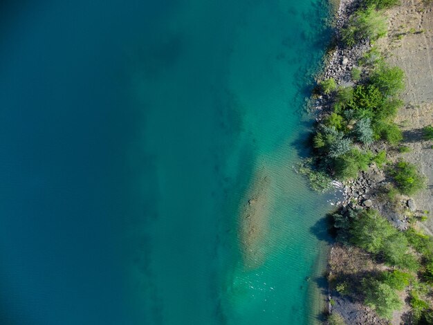 Riva del lago blu vista dall'alto