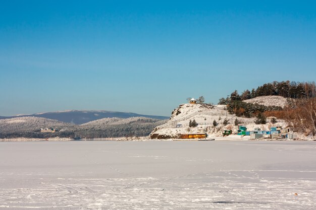 Riva del lago in inverno