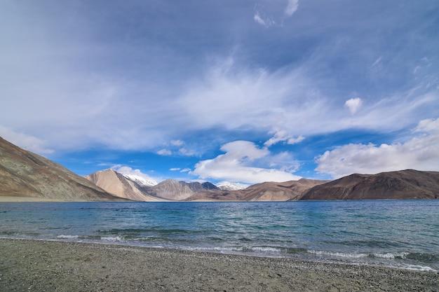 Riva del lago Pangong in Leh Ladakh, India