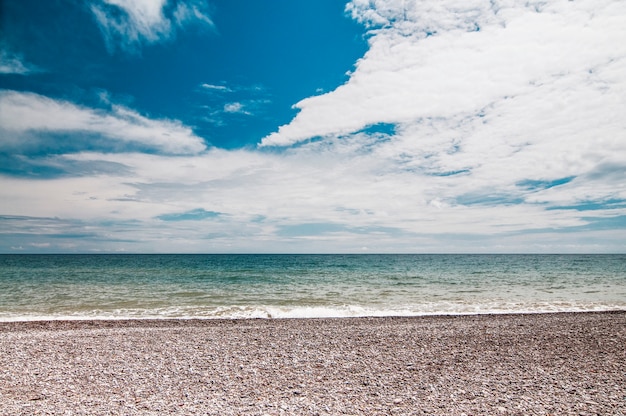 Riva del mare e spiaggia rocciosa