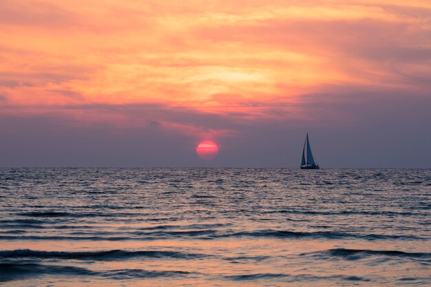 Riva del mare in serata. Bellissimo tramonto sul mare