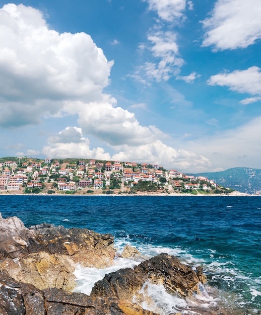 Riva del mare nel nord della Grecia