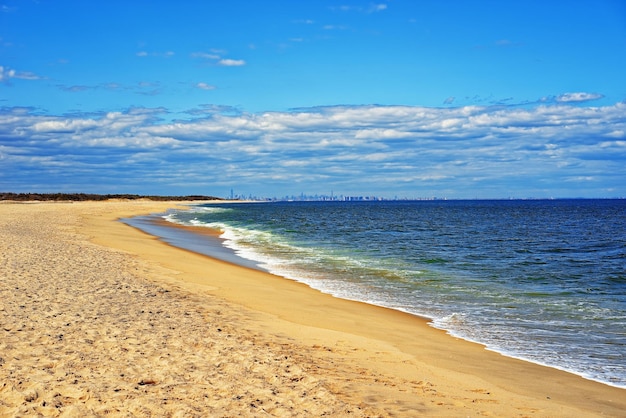 Riva dell'oceano e vista a New York da Sandy Hook, NJ con tempo ventoso, USA