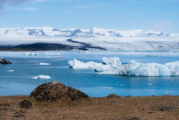 Riva della laguna glaciale in Islanda