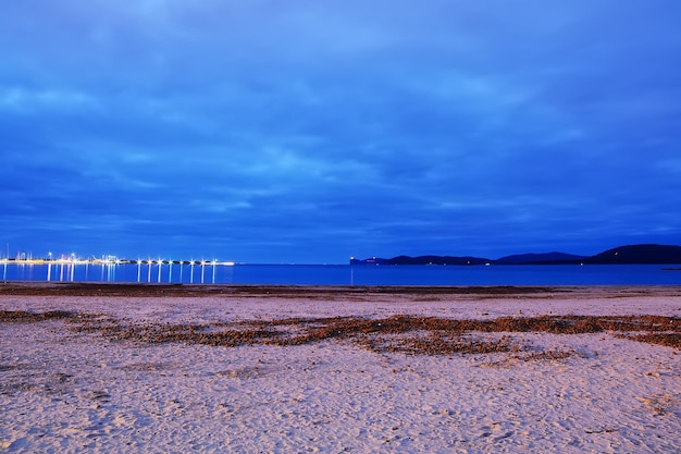 Riva di Alghero sotto un cielo blu di notte