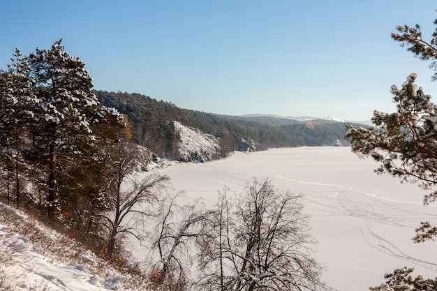 Riva panoramica del lago in inverno