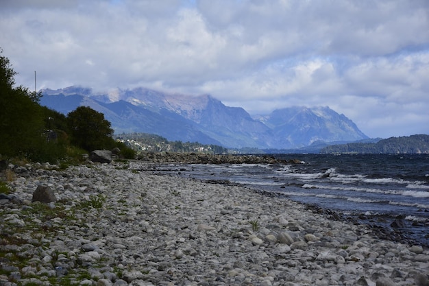 Riva rocciosa dei bei laghi nel distretto dei laghi argentini vicino a Bariloche Argentina