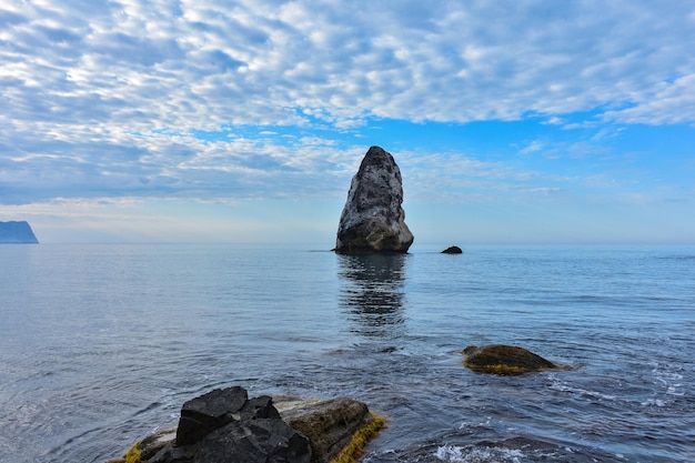 Riva rocciosa del paesaggio del Mar Nero con rocce sulle rocce della spiaggia che sporgono dal mare