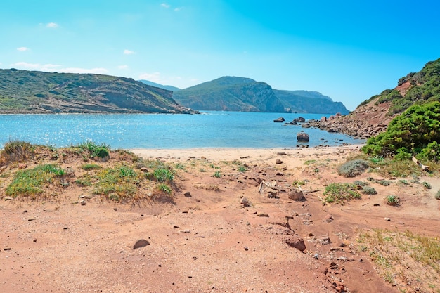 Riva rossa nella spiaggia del Porticciolo Sardegna