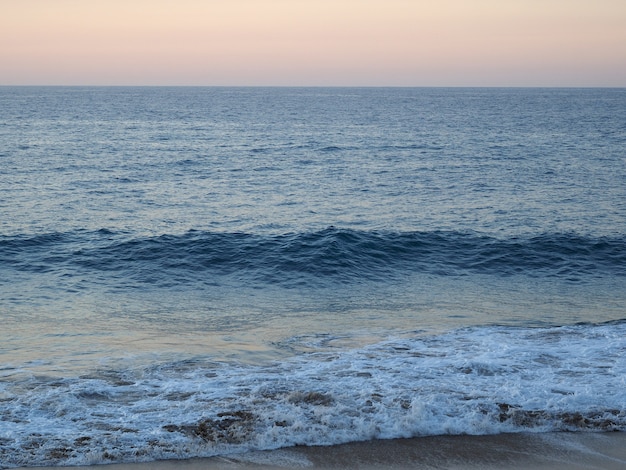 Riva sabbiosa Oceano Atlantico al bellissimo tramonto. Repubblica Dominicana.