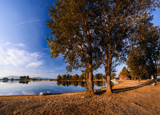 Riva vicino al lago