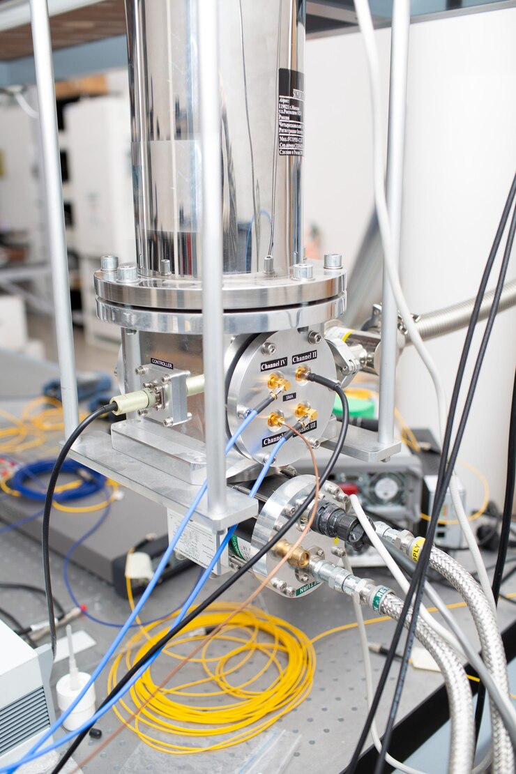 Rivelatore di fotoni singoli in un laboratorio scientifico senza persone