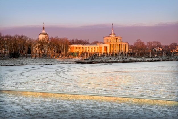 Riverport negli ultimi raggi del sole invernale sulla riva di un fiume ghiacciato a Tver