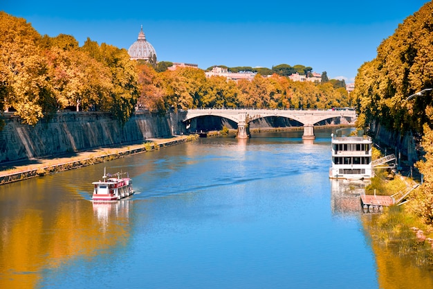 Riverside in autunno con Vaticano Basilica di San Pietro e vecchio ponte che attraversa il fiume Tevere a Roma