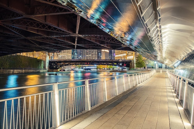 Riverwalk di notte a Chicago