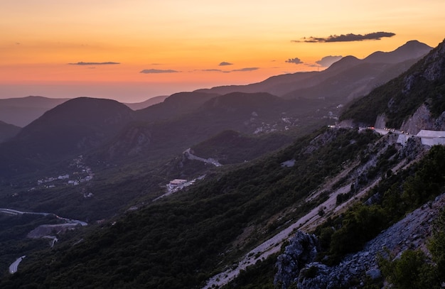 Riviera di Budva notte costa Montenegro Balcani Mare Adriatico Vista dalla cima del sentiero di montagna