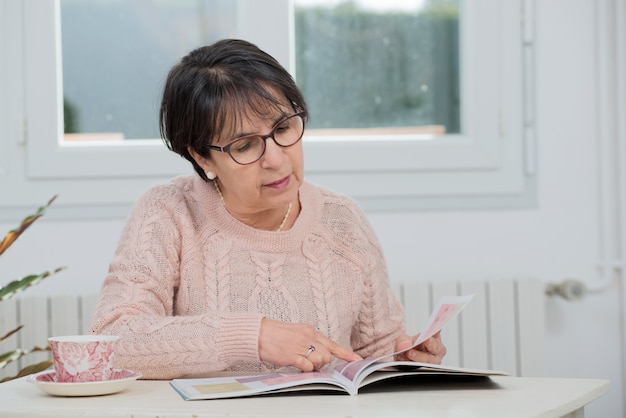 Rivista matura della lettura della donna del brunette