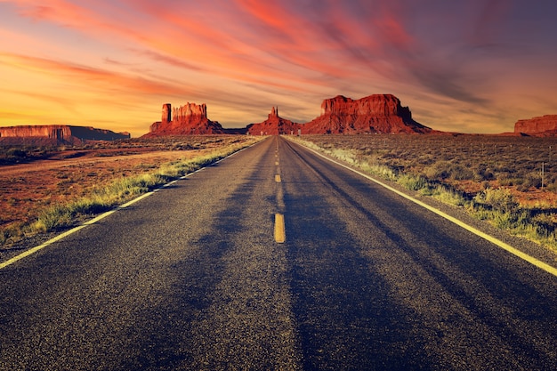 Road to Monument Valley al tramonto, USA