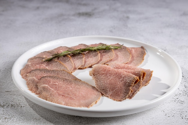 Roast beef affettato sul piatto