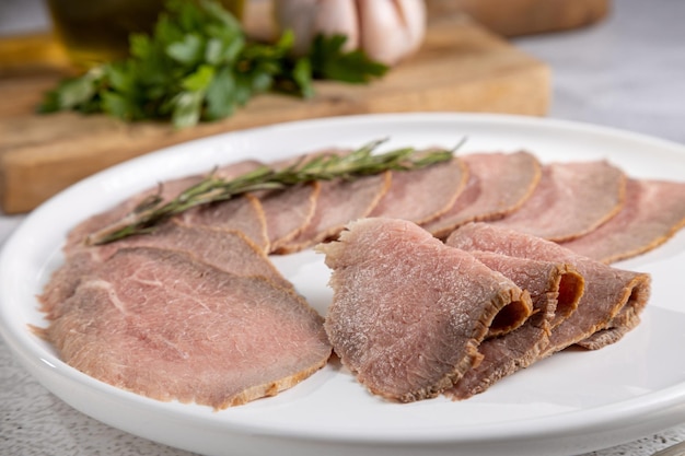 Roast beef affettato sul piatto