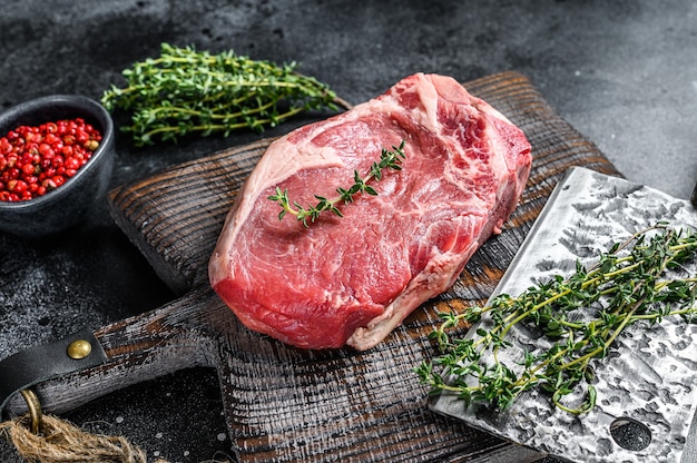 Roastbeef di manzo crudo sulla bistecca di carne d'osso