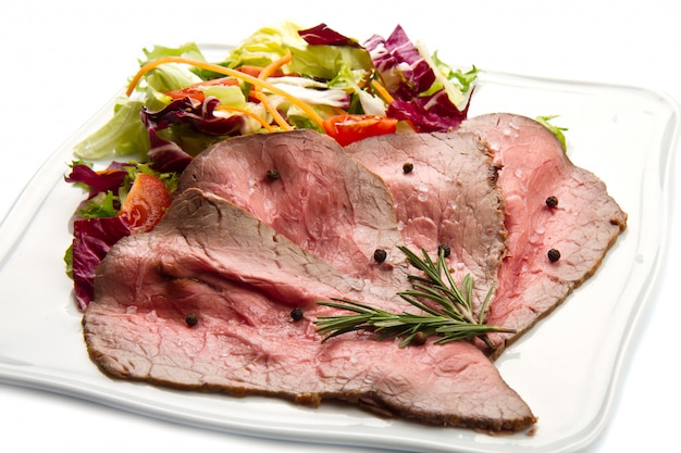 roastbeef su piatto bianco con insalata