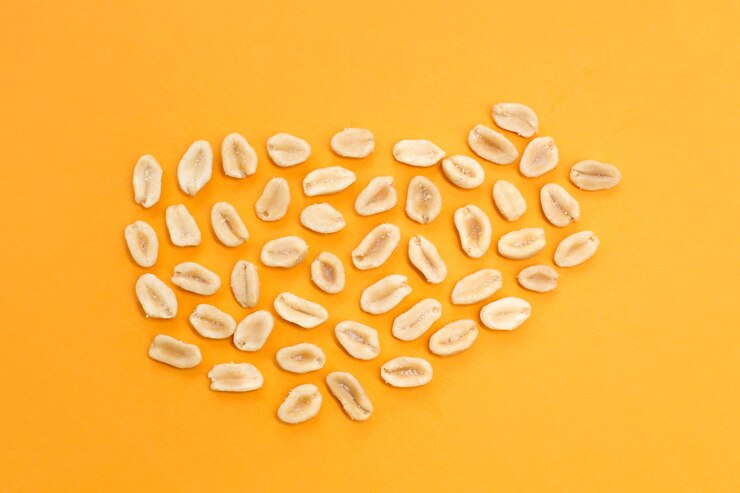 Photo roasted salted delicious peanuts on a bright light background