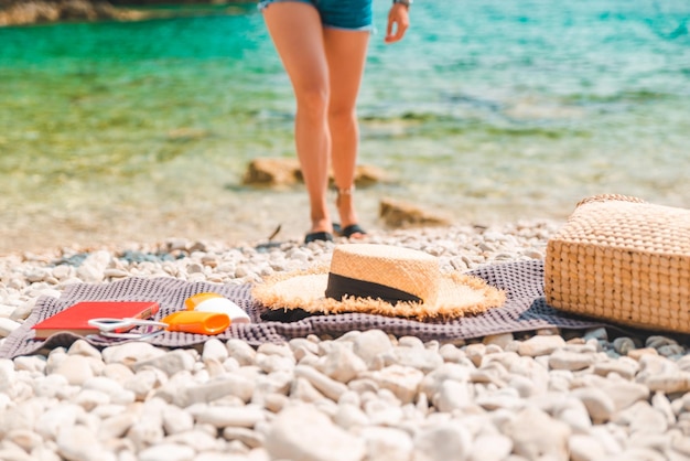 Roba di mare a coperta sulla spiaggia rocciosa