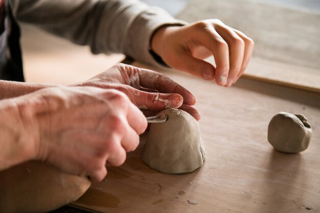 Roba diversa per il laboratorio di ceramis per bambini