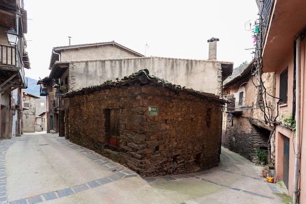 Robledillo de Gata Spagna 27 marzo 202Una vecchia casa costruita solo con pietre di ardesia nel tradizionale