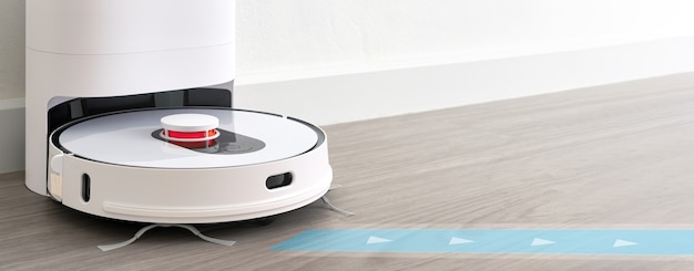 Robot aspirapolvere su pavimento in legno tecnologia di pulizia intelligente