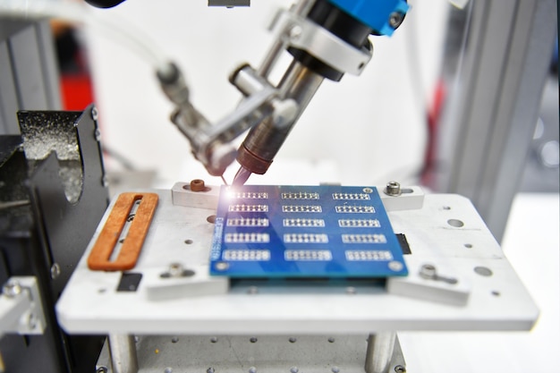 Robot automatico per la macchina di assemblaggio di circuiti stampati durante la saldatura del componente in fabbrica