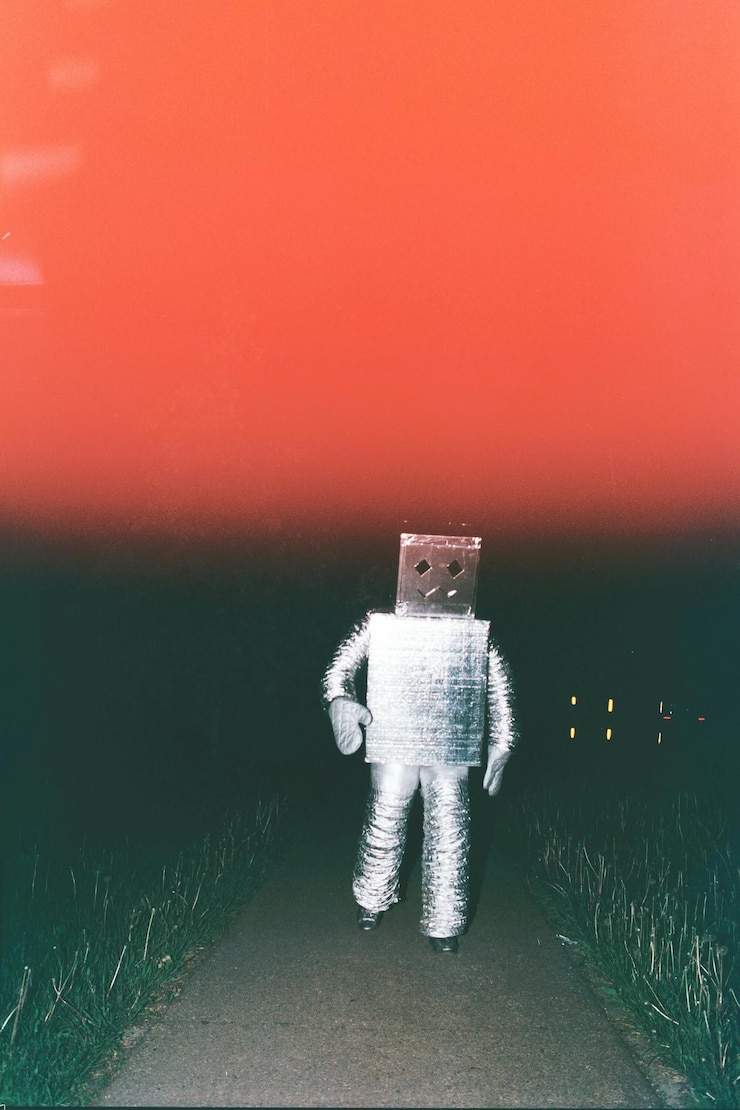Foto robot che cammina sul sentiero durante il tramonto