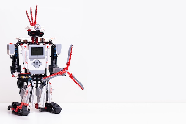 Robot con blocchi giocattolo e fili