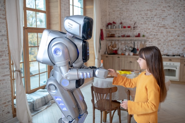 Robot e una ragazza carina che trascorrono del tempo in cucina