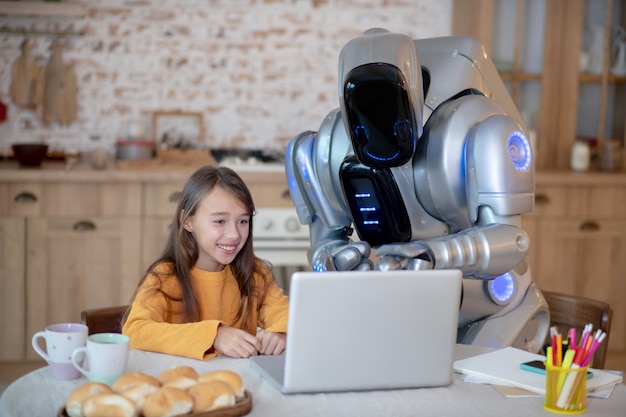 Robot e una ragazza che guardano video online