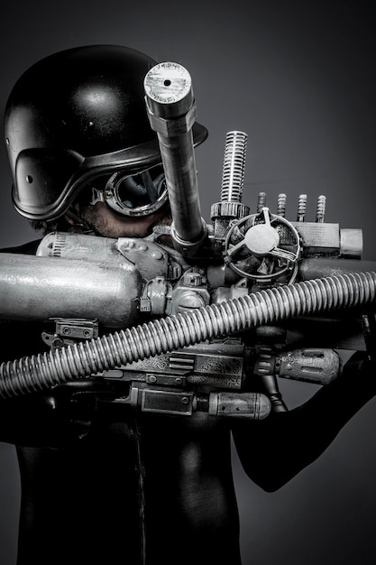 Robotics.Starfighter con enorme fucile al plasma, concetto di fantasia, casco militare e occhiali da motociclista