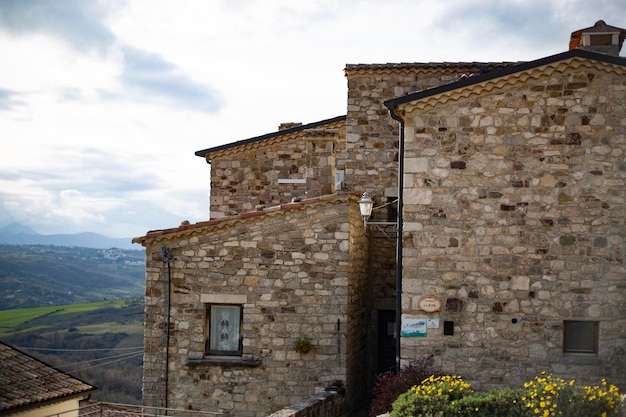 Rocca San Felice, un piccolo borgo medievale nel sud Italia.