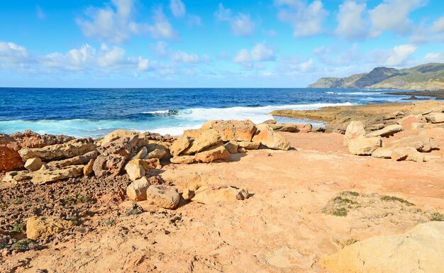 Rocce arancioni e cielo blu nella costa dell'Argentiera Sardegna