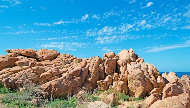 Rocce arancioni sulla riva