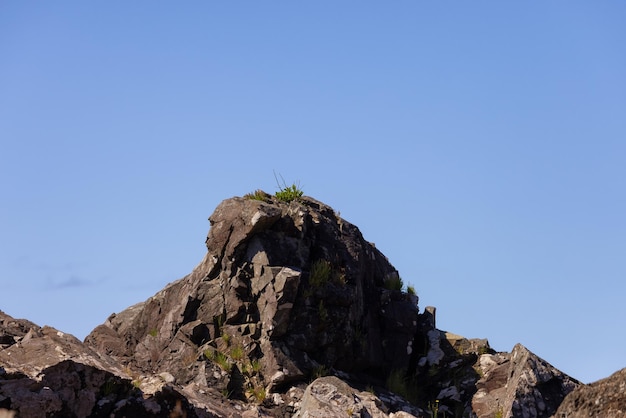 Rocce aspre su una costa rocciosa sulla costa occidentale dell'Oceano Pacifico